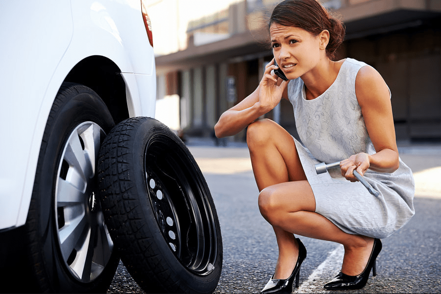 a lady taking call to ask help for flat tire